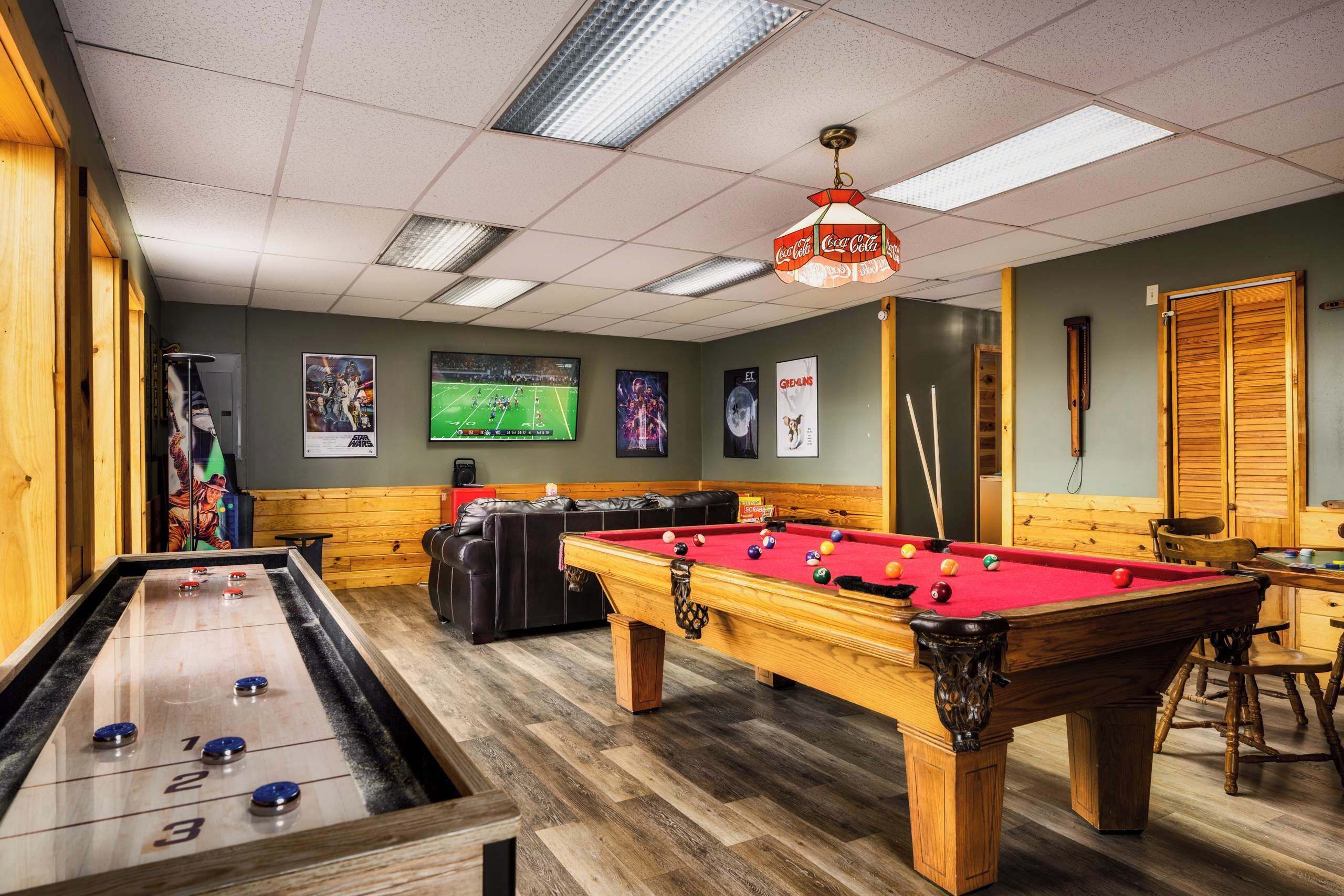 Een pooltafel met een rode viltkleed, een tafel voor jeu de boules en een biljarttafel met genummerde plekken.