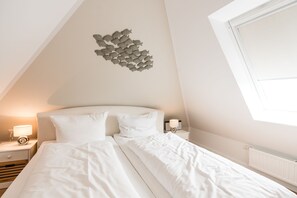 2 bedrooms, free WiFi, bed sheets - 3-room apartment on the upper floor in a quiet location in Alt-Westerland (Westerland)