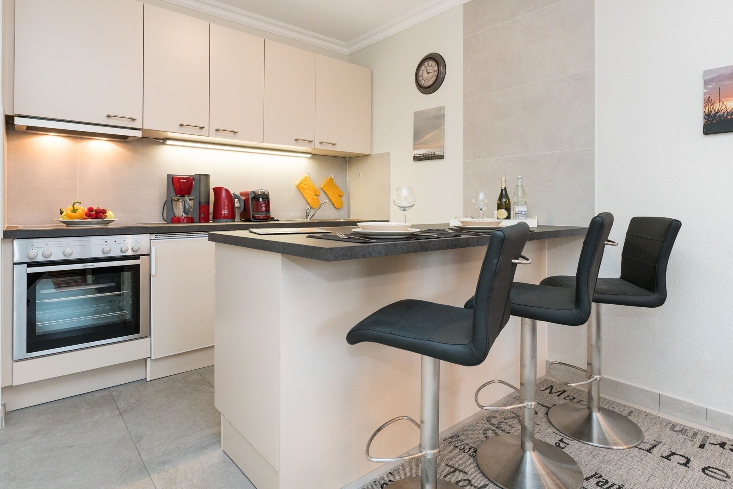 Fridge, oven, stovetop, coffee/tea maker