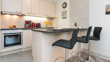 Fridge, oven, stovetop, coffee/tea maker