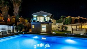 Une piscine avec une maison en arrière-plan.