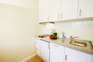 Fridge, stovetop, dishwasher, coffee/tea maker - Modern apartment in Westerland with balcony, parking and WiFi (Westerland)