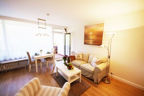 TV, stereo - Modern apartment in Westerland with balcony, parking and WiFi (Westerland)