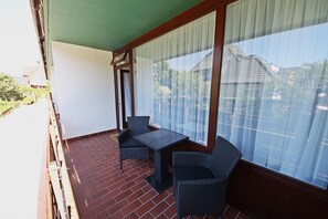 Outdoor dining - Modern apartment in Westerland with balcony, parking and WiFi (Westerland)
