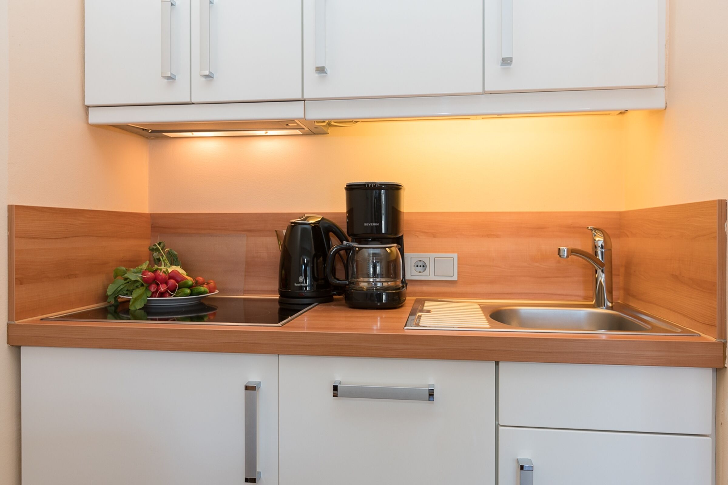 Réfrigérateur, plaque de cuisson, lave-vaisselle, cafetière/bouilloire