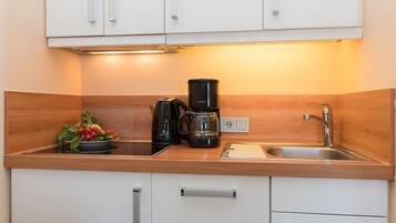 Réfrigérateur, plaque de cuisson, lave-vaisselle, cafetiÚre/bouilloire