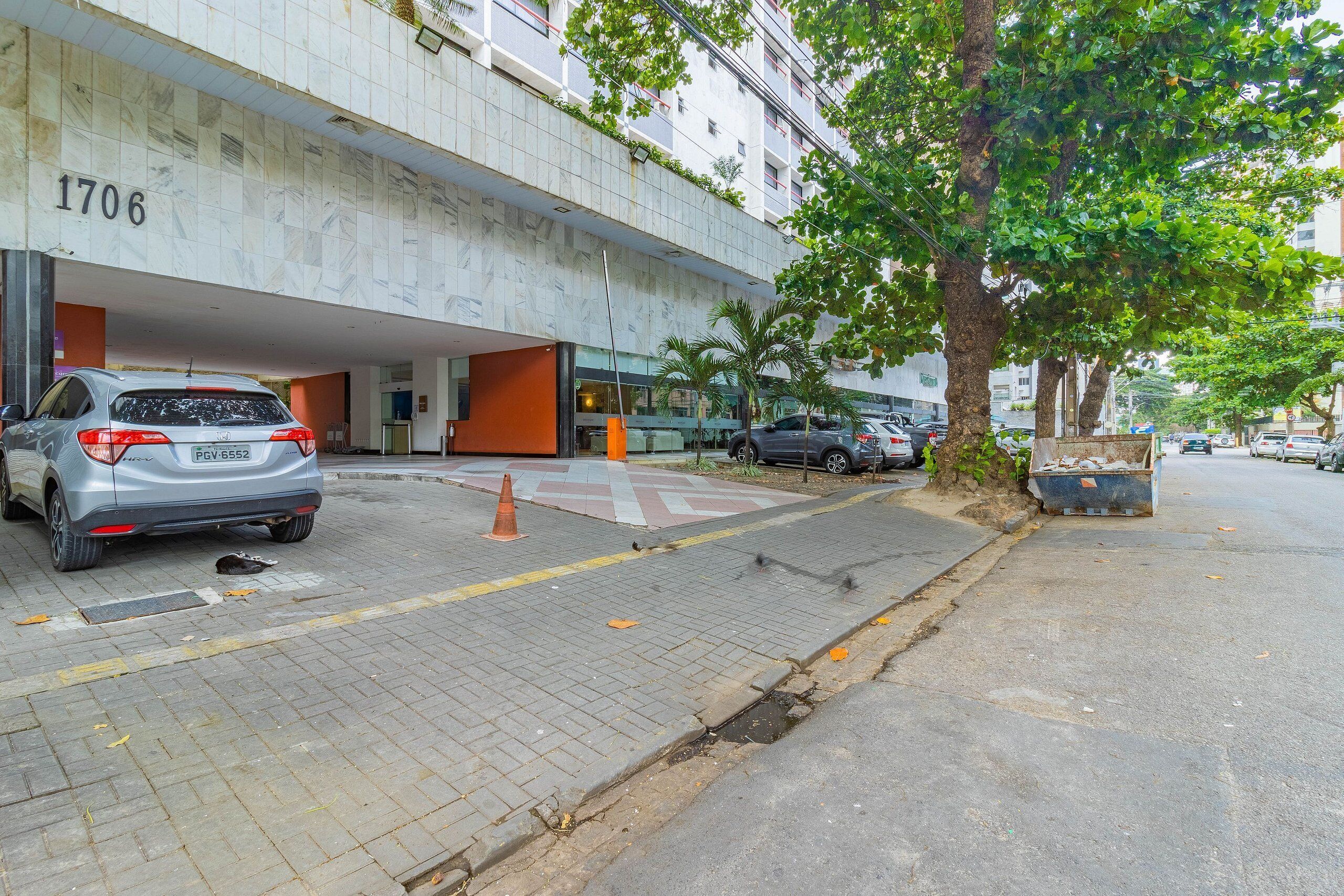 Un'area di parcheggio con un'auto e un edificio con il numero 1706.