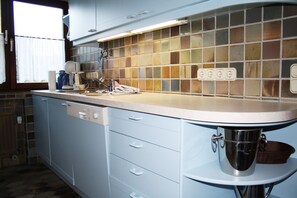 Køleskab, ovn, kogeplade, opvaskemaskine