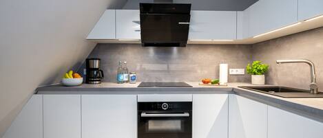 ثلاجة، ميكروويف، فرن، موقد طهي مسطح