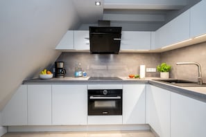 Fridge, microwave, oven, stovetop - Beautiful and well-equipped vacation apartment in the south of Westerland. (Westerland)