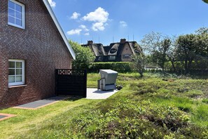 Property grounds - Modern apartment with sauna, terrace and garden in Wenningstedt (Wenningstedt)