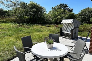 Outdoor dining - Modern apartment with sauna, terrace and garden in Wenningstedt (Wenningstedt)