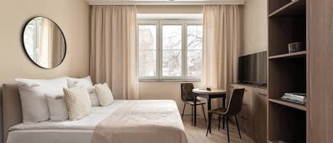 Suite estudio Deluxe, aire acondicionado | Área de sala de estar | Televisión de pantalla plana