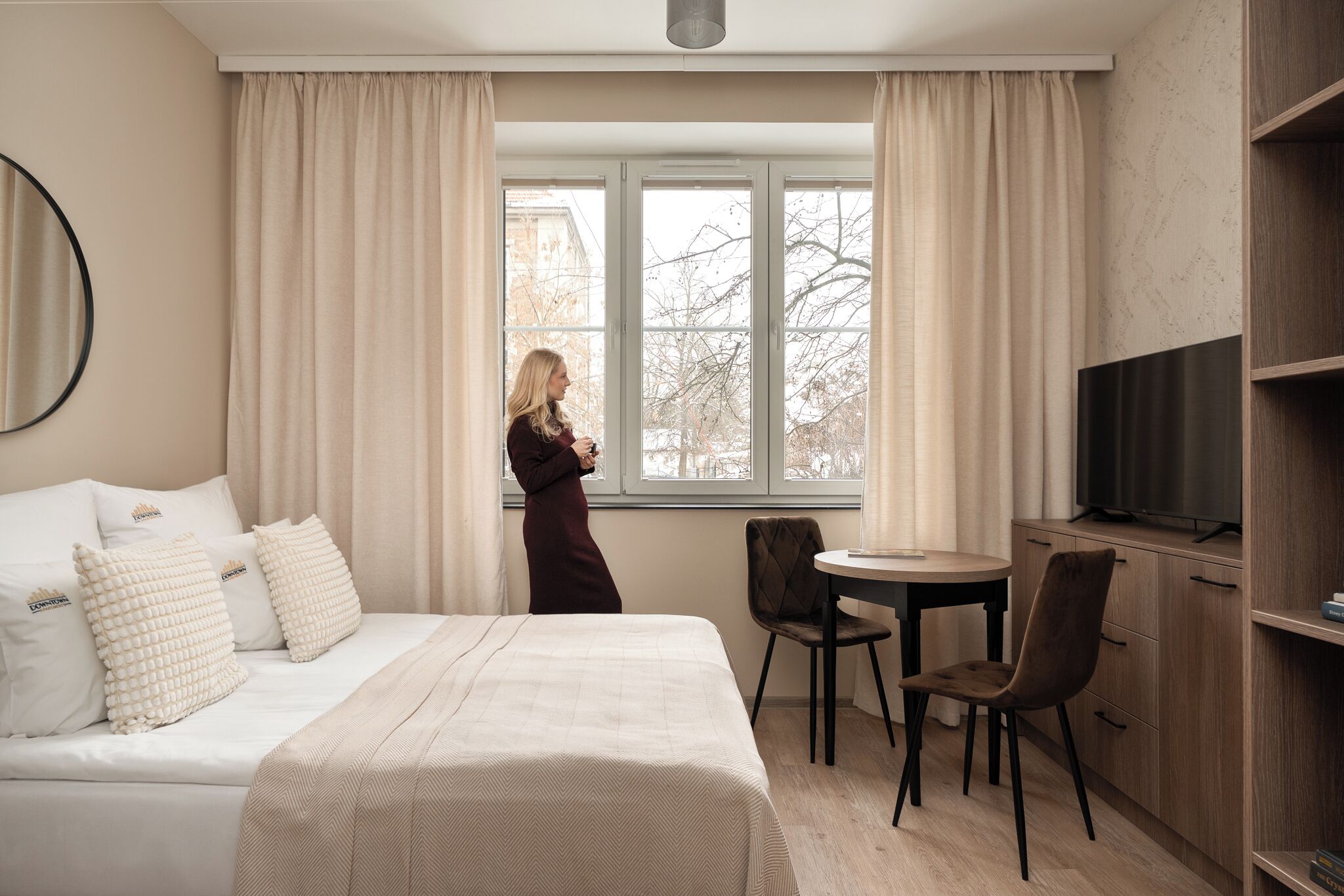 Deluxe Studio Suite, Air conditioning | Living area | Flat-screen TV