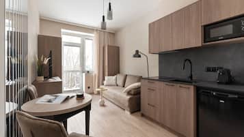 Deluxe Studio Suite, Balcony | Private kitchenette | Fridge, microwave, stovetop, coffee/tea maker