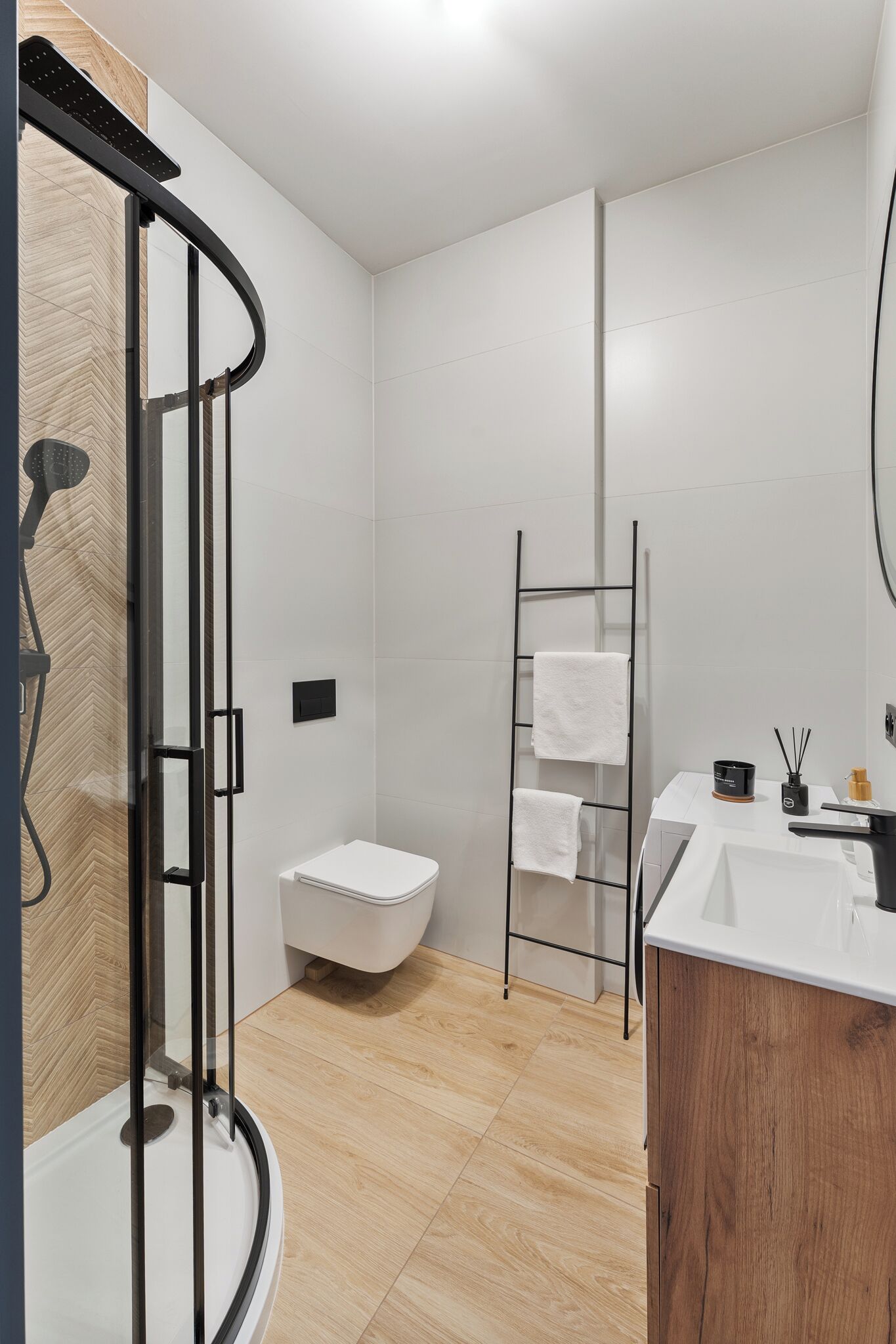 Deluxe studio suite | Badkamer | Een douche, gratis toiletartikelen, een haardroger, handdoeken