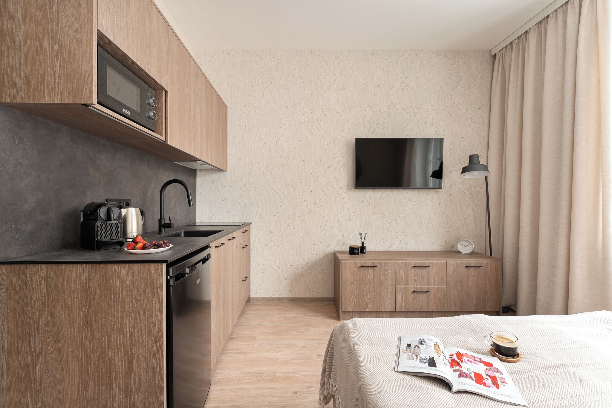 Deluxe Studio Suite | Living area | Flat-screen TV