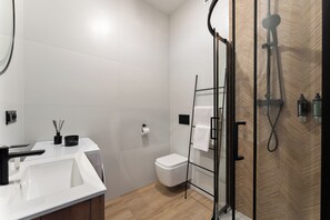 Deluxe Studio Suite, 1 Double Bed | Bathroom - Pułaskiego Boutique by Downtown Apartments (Kraków)