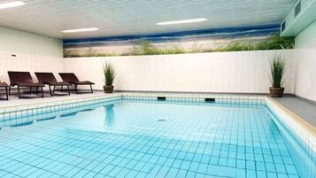 Una piscina cubierta, una piscina climatizada