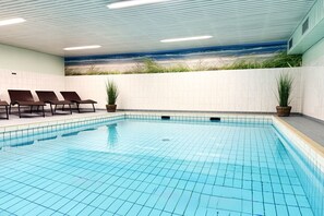 Una piscina cubierta, una piscina climatizada