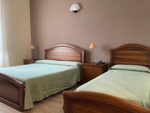 Classic Triple Room, Pool View - hotel Villa Conte Riccardi (Rocca D'Arazzo)