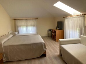 Classic Quadruple Room - hotel Villa Conte Riccardi (Rocca D'Arazzo)