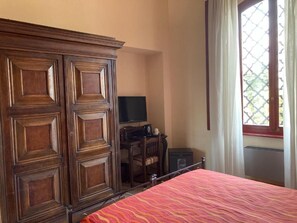 Classic Double Room, Pool View - hotel Villa Conte Riccardi (Rocca D'Arazzo)