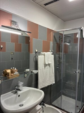 Bathroom - hotel Villa Conte Riccardi (Rocca D'Arazzo)