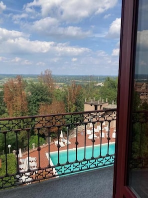 Chambre Triple Deluxe, balcon, vue jardin | Enceinte de lâhĂ©bergement