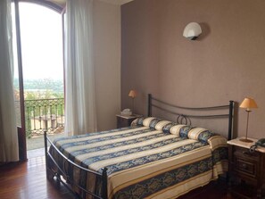 Habitación Confort doble, balcón, vistas a la piscina