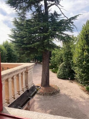 Kolmen hengen deluxe-huone, parveke, näköala puutarhaan | Ulkoalueet