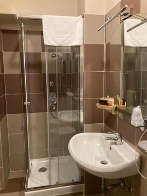 Classic Quadruple Room - hotel Villa Conte Riccardi (Rocca D'Arazzo)