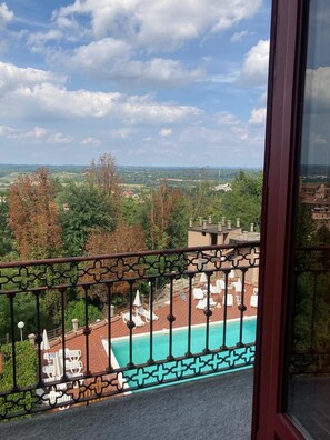 Land view from property - hotel Villa Conte Riccardi (Rocca D'Arazzo)