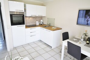 Fridge, oven, stovetop, dishwasher - Cozy vacation apartment on the 1st floor in a quiet location in Wenningstedt (Wenningstedt)