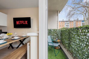 Outdoor dining - Central Location, Private Balcony, Ground Floor Flat, 5 mins from Kings Cross (London)