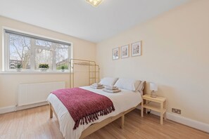 2 bedrooms, iron/ironing board, travel cot, free WiFi - Central Location, Private Balcony, Ground Floor Flat, 5 mins from Kings Cross (London)