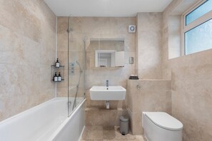 Douche, sèche-cheveux, serviettes fournies, savon