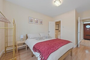 2 bedrooms, iron/ironing board, travel cot, free WiFi - Central Location, Private Balcony, Ground Floor Flat, 5 mins from Kings Cross (London)