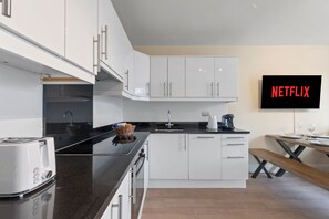 Fridge, microwave, oven, stovetop - Central Location, Private Balcony, Ground Floor Flat, 5 mins from Kings Cross (London)