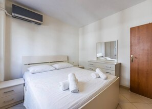 Tabla de planchar con plancha, wifi, ropa de cama