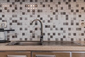 Frigorífico, horno, placa de cocina y cafetera o tetera