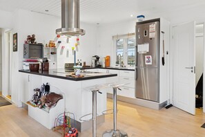 Fridge, oven, stovetop, dishwasher - Cozy holiday home close to beach and peace (Roslev)