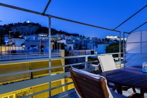 Outdoor dining - Apartment Fluvia, Divine Acropolis Views, Private Furnished Balcony, Athens (Athens)