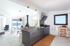 Kylskåp, ugn, diskmaskin och kaffe- och tebryggare
