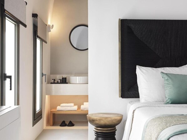 A modern bathroom with a shower, a sink, and a mirror. - Notia Suite, Jacuzzi, Imerovigli (Santorini)