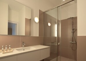 Shower, towels, soap, shampoo - Majestic Rethymno Villa | Villa Helios Retreat | 3-Bedroom Luxury Residence |. (Rethymno)