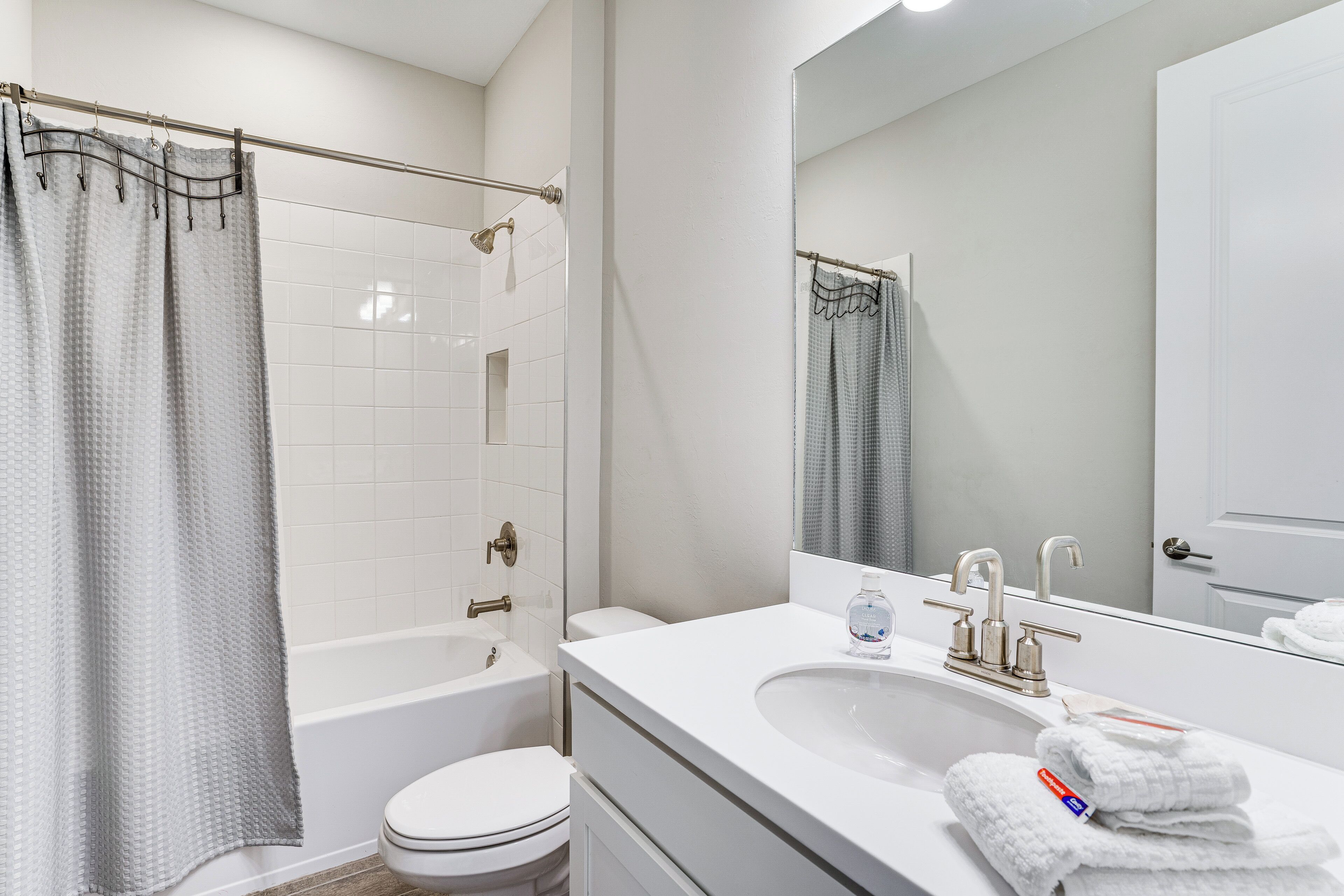Ein Badezimmer mit Badewanne, Toilette und Waschbecken.