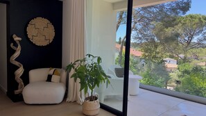 Smart-tv, dvd-afspiller, bordtennisbord, bøger