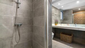 Shower, towels, soap, shampoo - Majestic Rhodes Villa | Villa Kallithea | 4 Bedrooms | Breathtaking Sea Views. (Lindos)