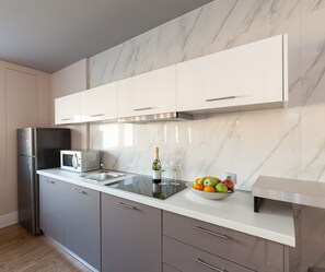 Een koelkast, een oven, een kookplaat, een koffiezetapparaat/waterkoker